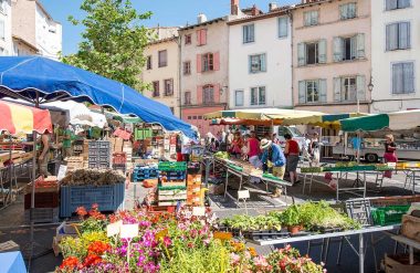 Le Puy-en-Velay – Der überdachte Marktplatz während des Marktes in Haute-Loire, Auvergne