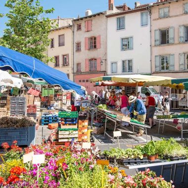 Le Puy-en-Velay - La place du marché couvert lors du marché en Haute-Loire, Auvergne