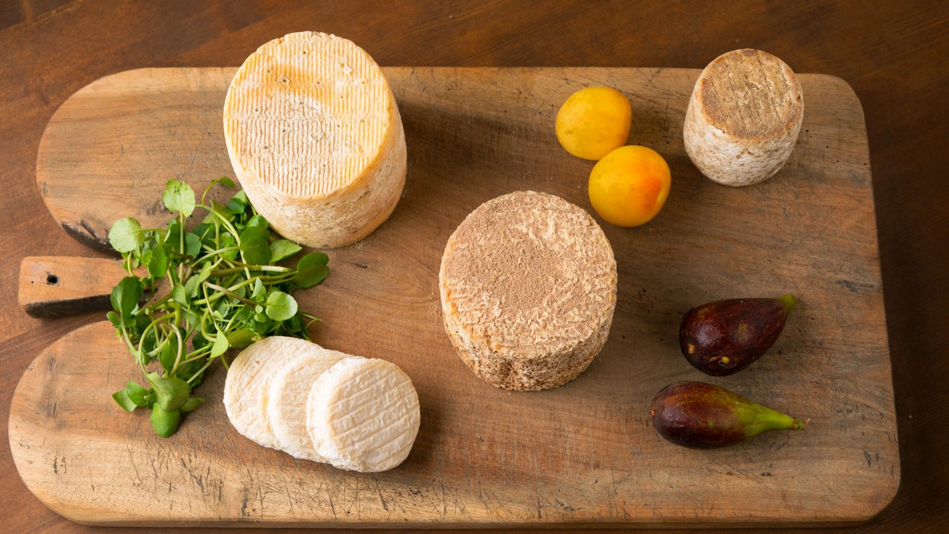 Ein Brett mit lokalen Haute-Loire-Käsesorten mit Feigen und Aprikosen