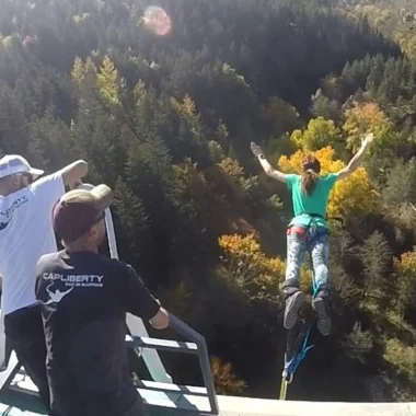 Una donna fa bungee jumping dal viadotto di Recoumène nell'Alta Loira